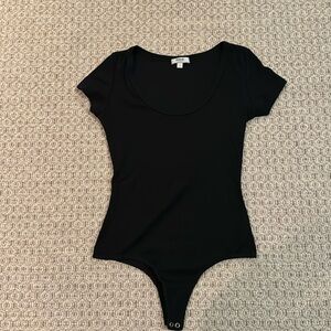 Never worn AGOLDE black ribbed bodysuit top. Size small.